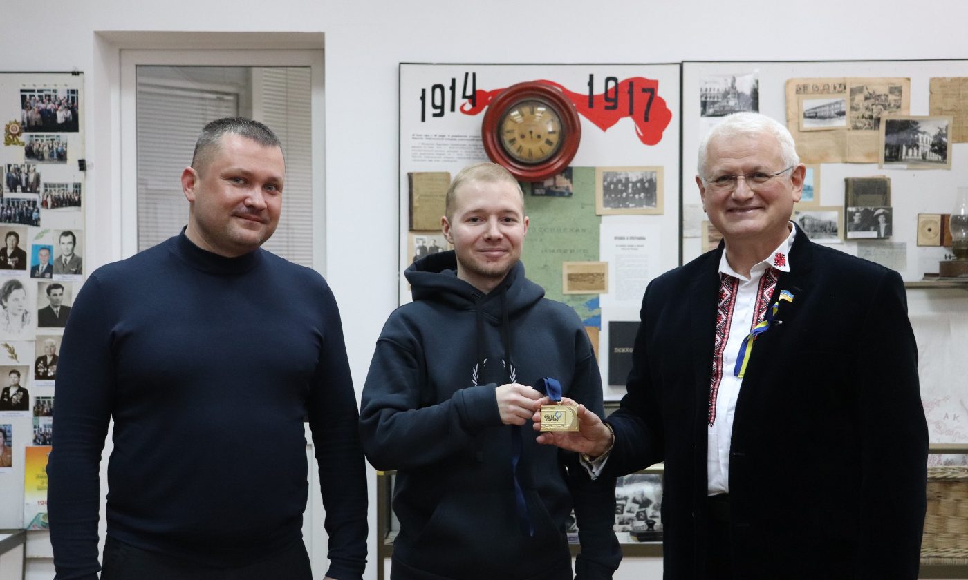 Випускник ХДУ подарував рідній Alma mater свою медаль