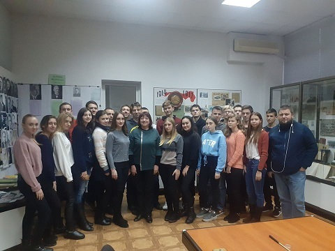 11-го грудня до народного зразкового музею історії ХДУ завітали на обзорну екскурсію “Від Юр’ївського вчительського інституту до Херсонського державного університету” студенти 131 та 141 груп історико-юридичного факультету.