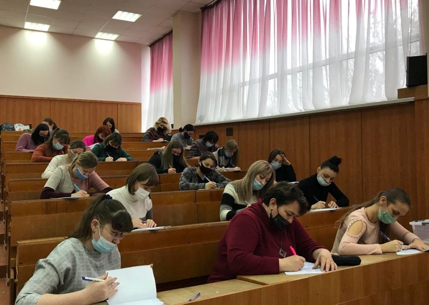 Магістранти ХДУ складають атестацію