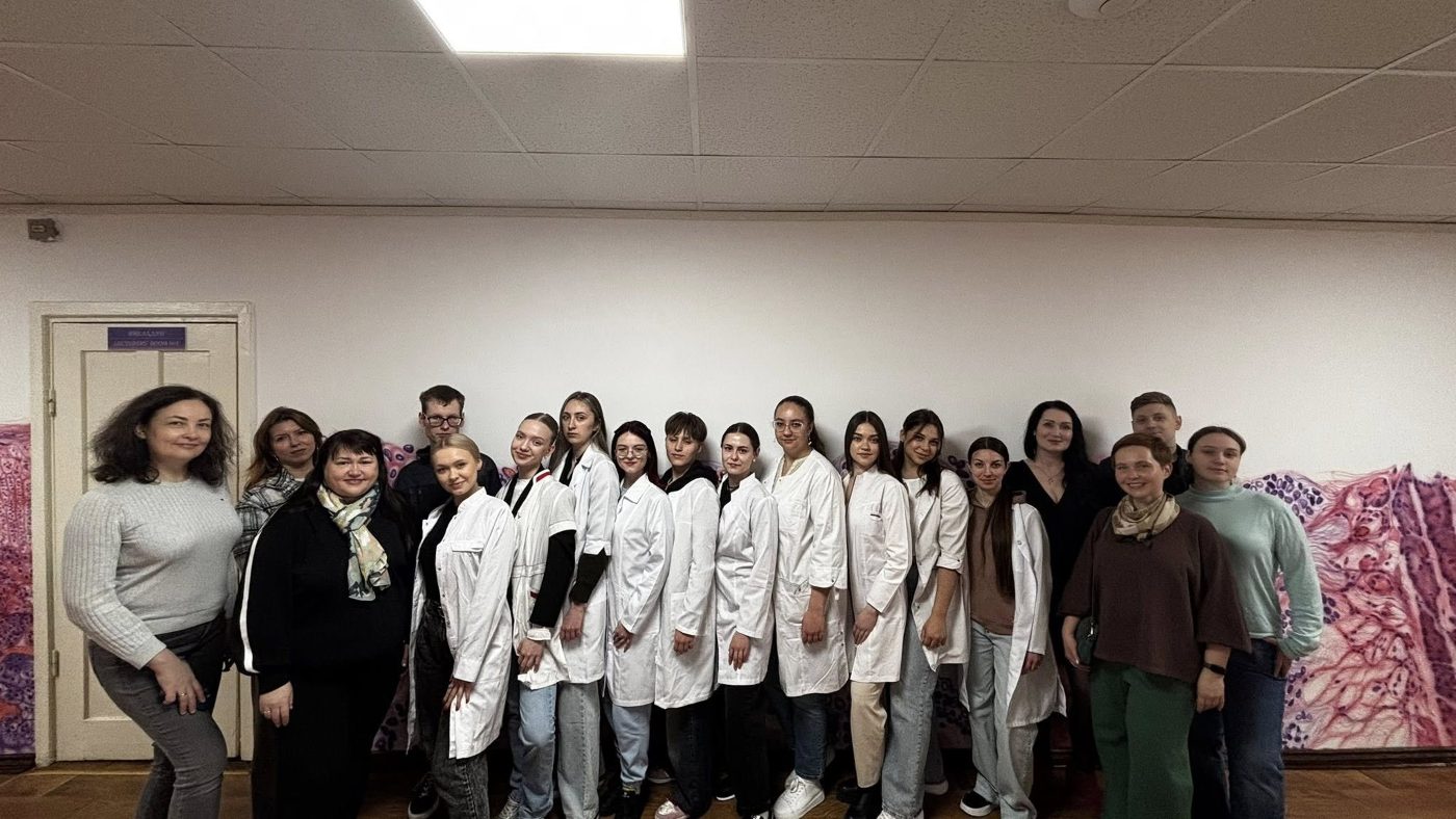 Гістологія оживає на стінах! Учора ми побували на кафедрі гістології ІФНМУ. Нас зустріли п…