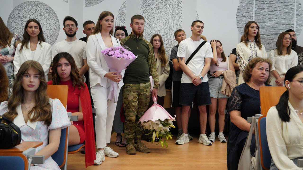 Зі зброєю в руках і з вірою в освіту: 21-річний військовослужбовець отримав диплом у ХДУ