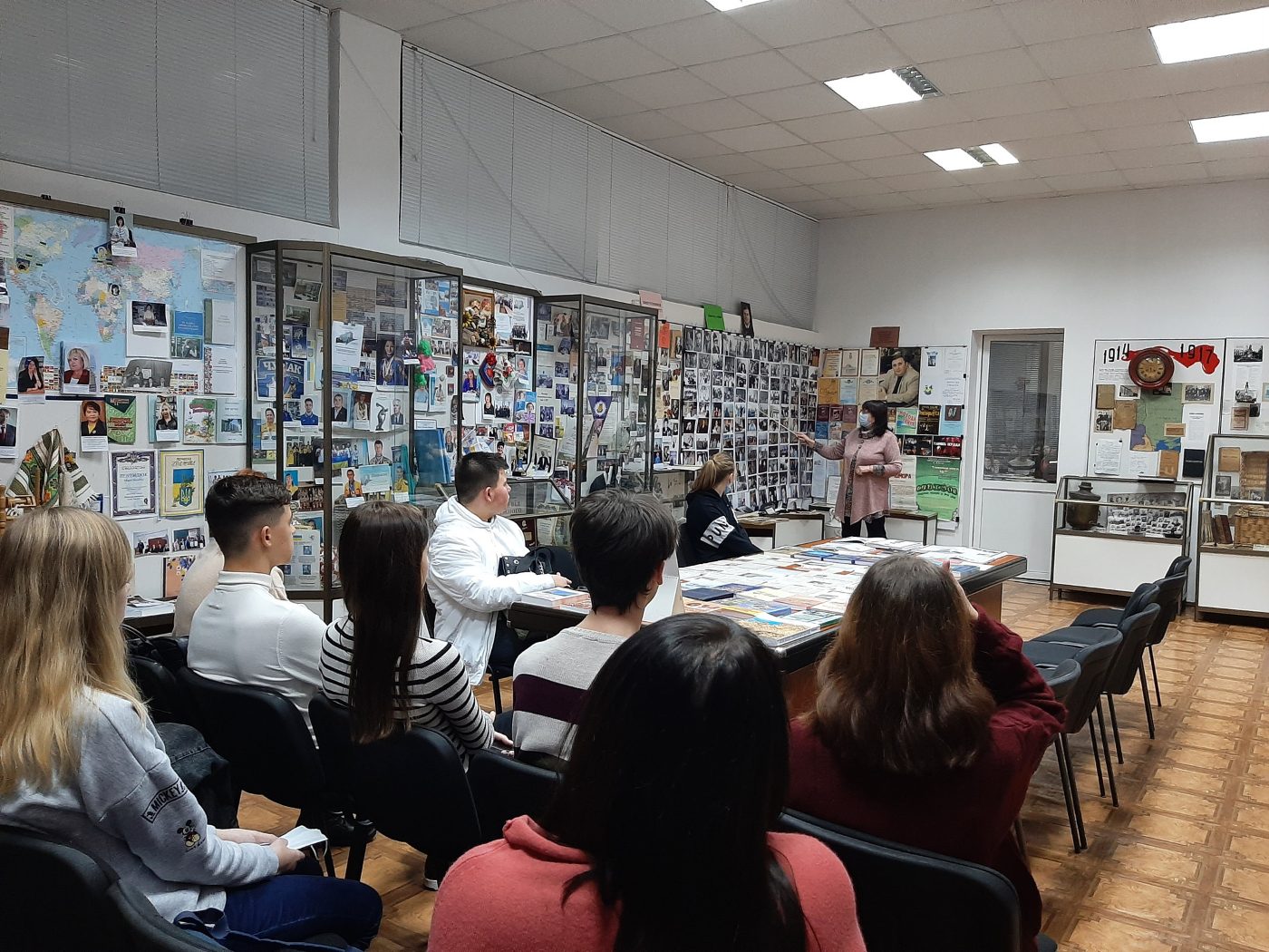 Продовжується відвідування виставки “Пам'ять серця”, присвячен ої 10-річ ниці від дня смер…