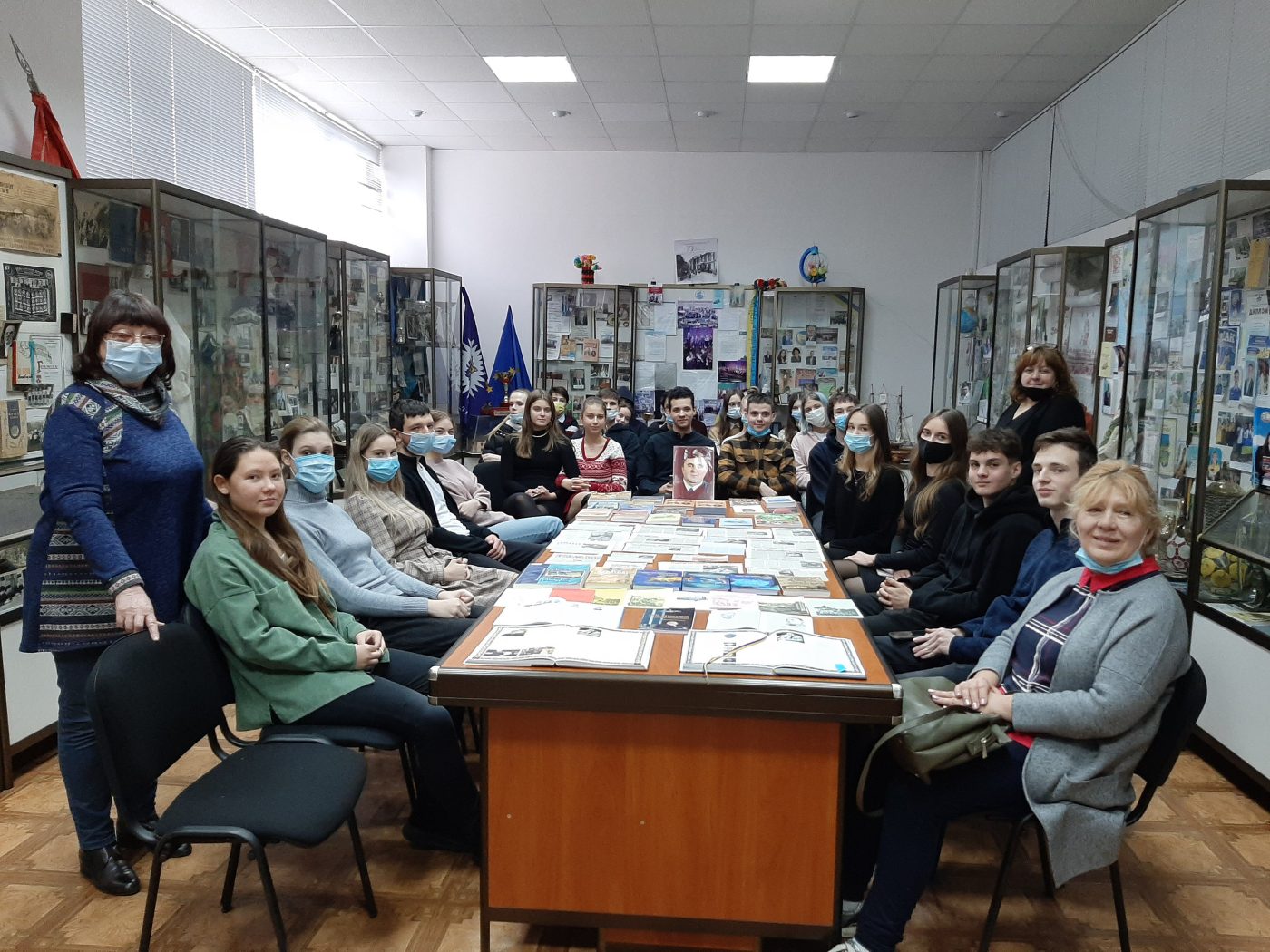 17 грудня до народно го зразково го музе ю історії ХДУ на виставк у “Пам'ять серця”, присв…