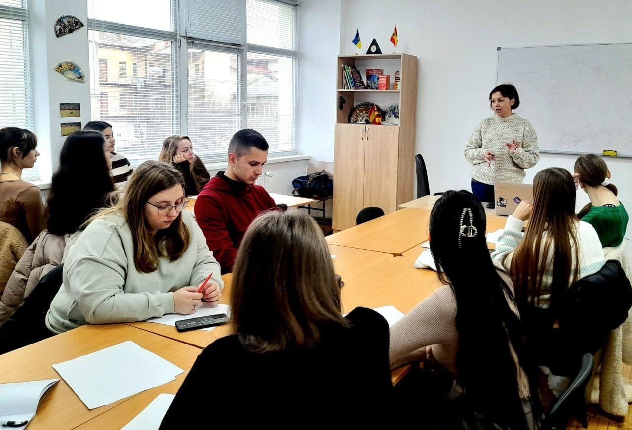 Студенти-філологи ХДУ відпрацьовують мовленнєві навички