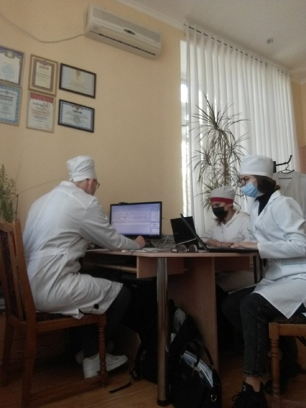 Студенти медичного факультету ХДУ допомагають медпрацівникам під час вакцинації