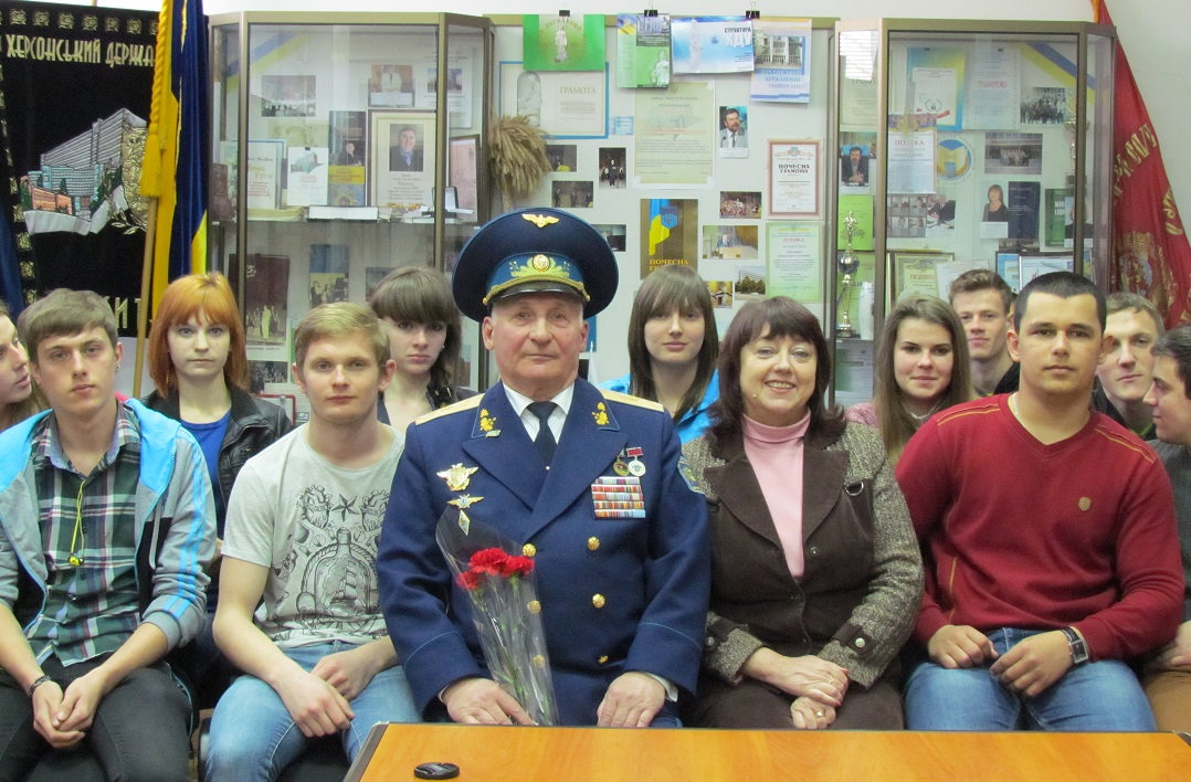 Підкорювати висоти і рівнятись на кращих вчив студентів ХДУ досвідчений льотчик