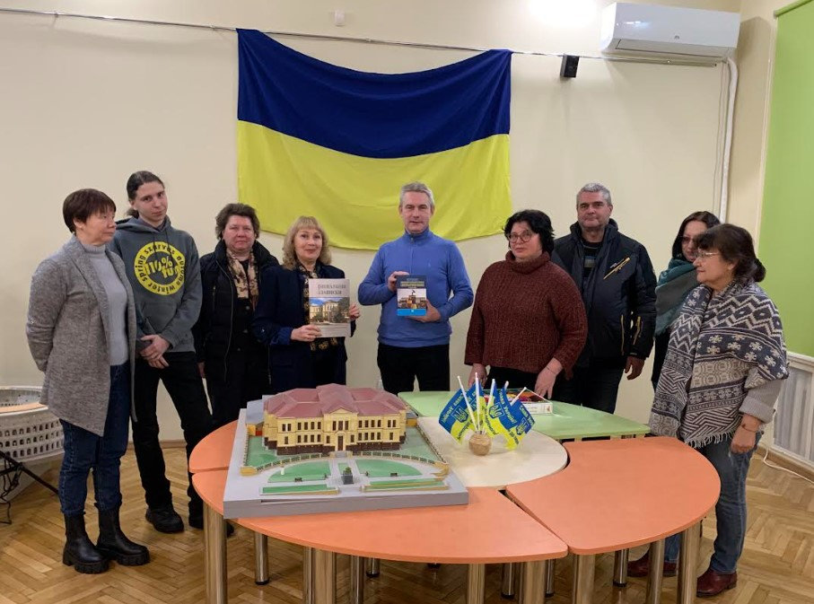 Викладач ХДУ подарував херсонському музею примірник видання про спротив херсонців під час окупації міста