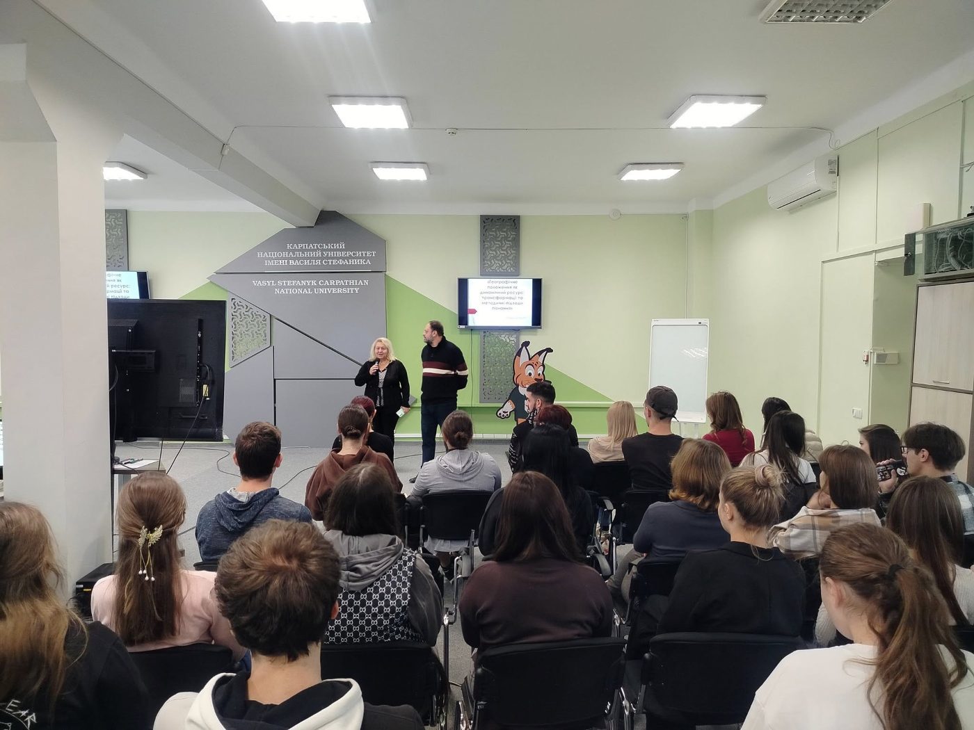 Здобувачі ХДУ та КНУ відвідали відкриту лекцію у Івано-Франківську