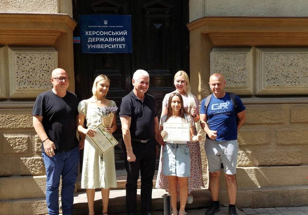Випускники ХДУ активно отримують дипломи
