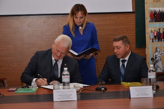 Підписання меморандуму з Херсонським окружним адміністративним судом.