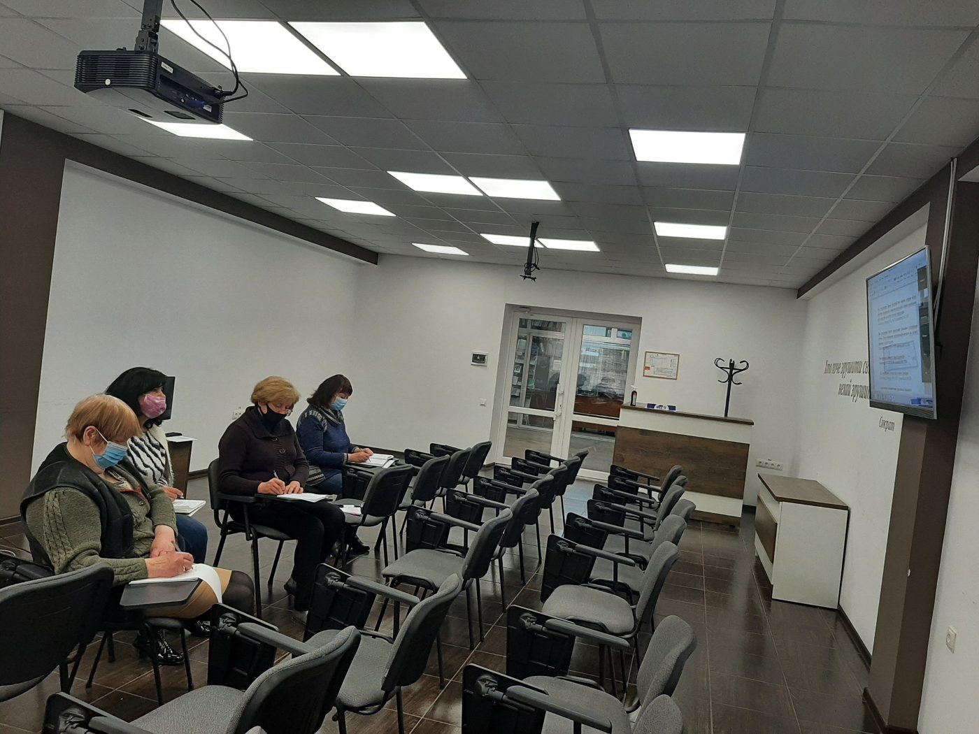 27 квітня керівниці загального відділу Світлана Присяжна, музейно-архівного центру Ірина С…