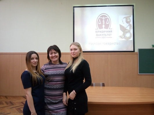 Передача естафети від старших до молодших щодо написання наукових доповідей.