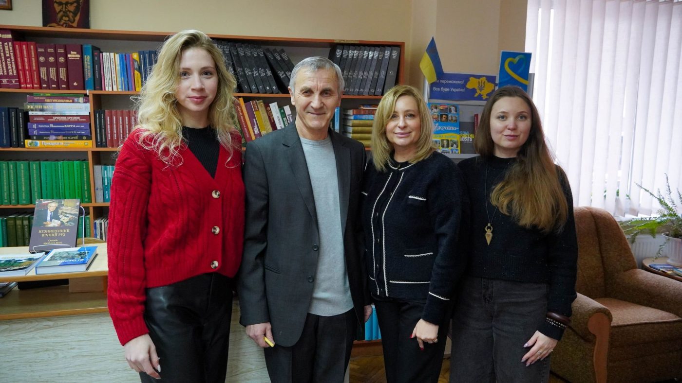 У бібліотеці Івано-Франківська відбулася творча зустріч з доцентом ХДУ та поетом Василем Загороднюком