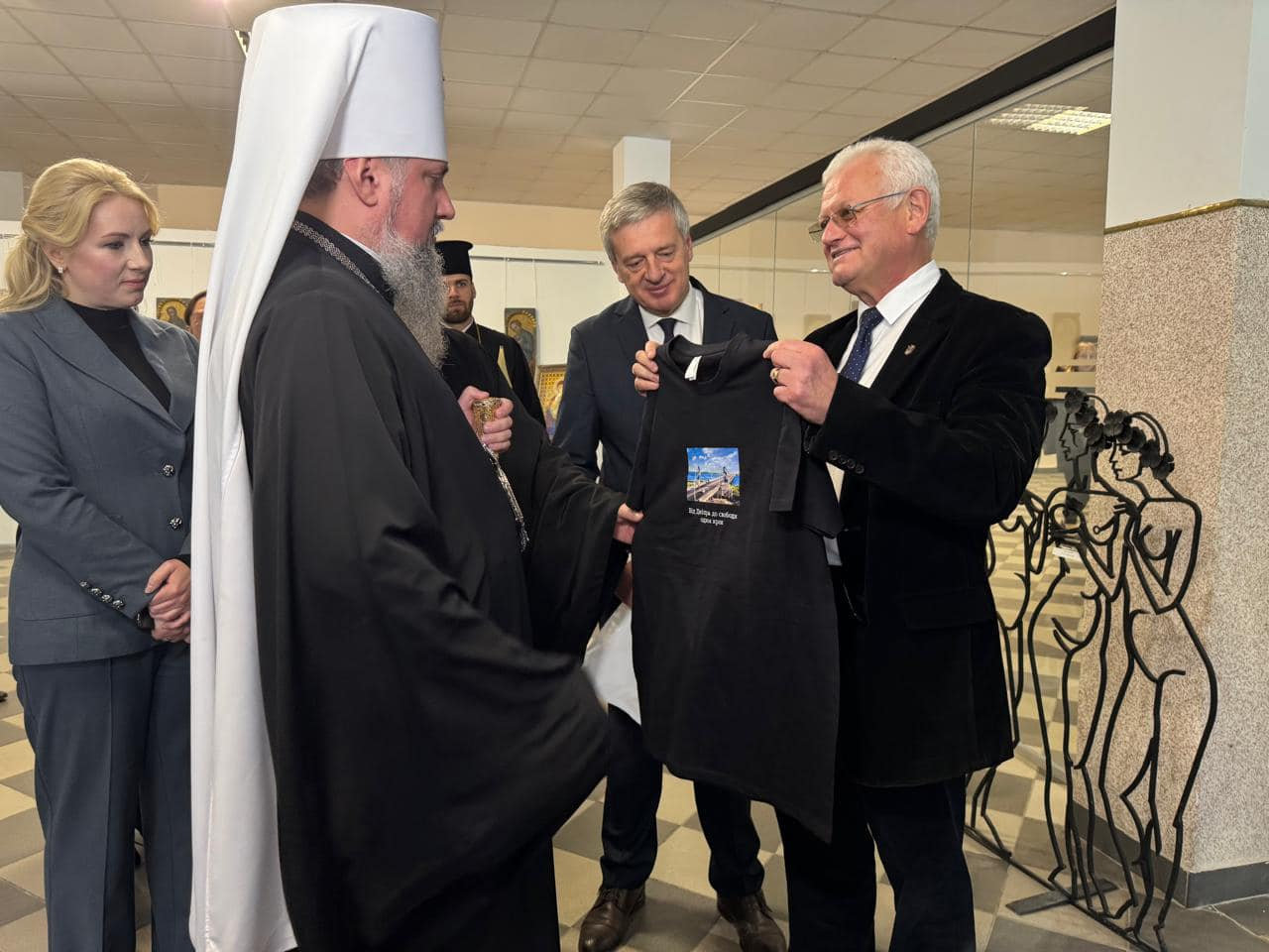 Ректор ХДУ передав Митрополиту Епіфанію подарунок з символом Херсонщини