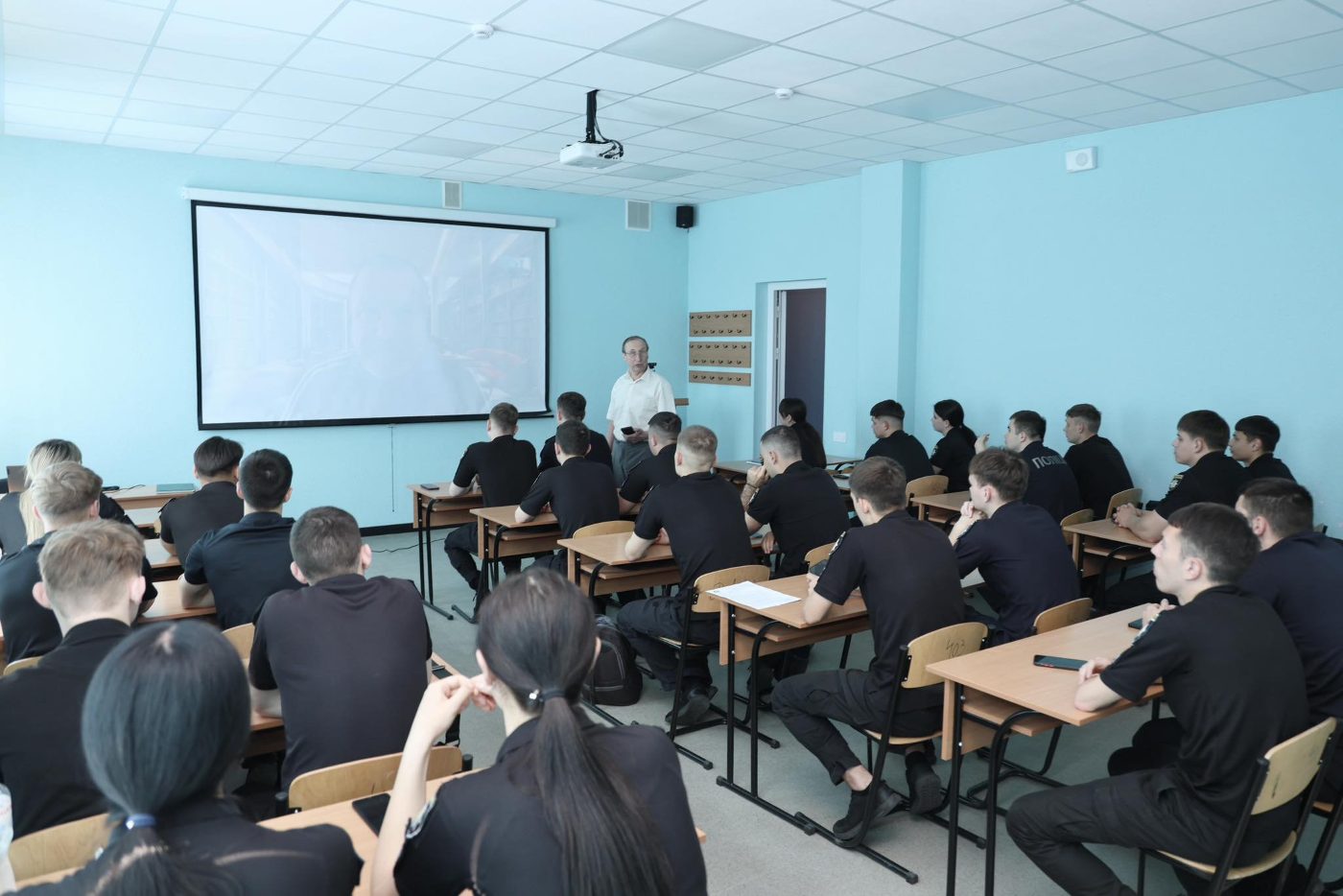 Професор ХДУ поділився практичним досвідом зі студентами-правоохоронцями