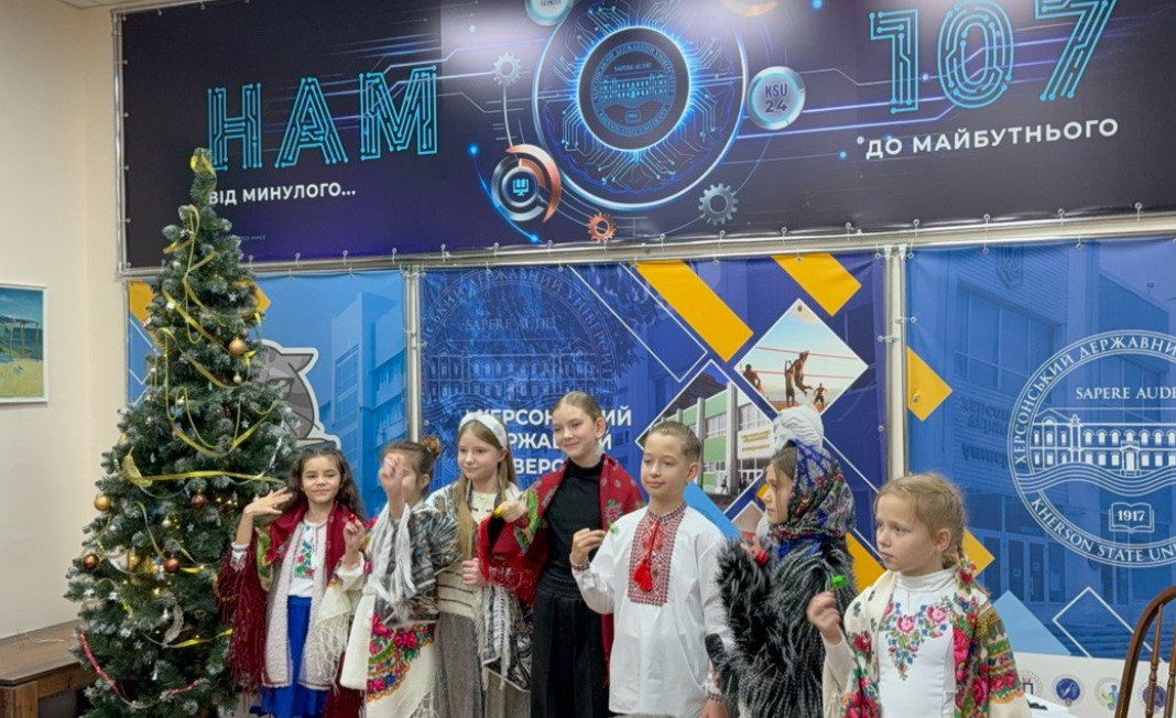 Учні херсонської музичної школи провели різдвяний концерт в офісі ХДУ