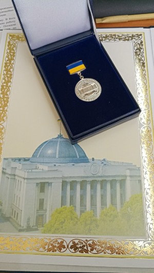 Парасочкіна К.В. отримала грамоту ВРУ та нагрудний знак до неї за заслуги перед Українським народом! Щиро вітаємо Вас!