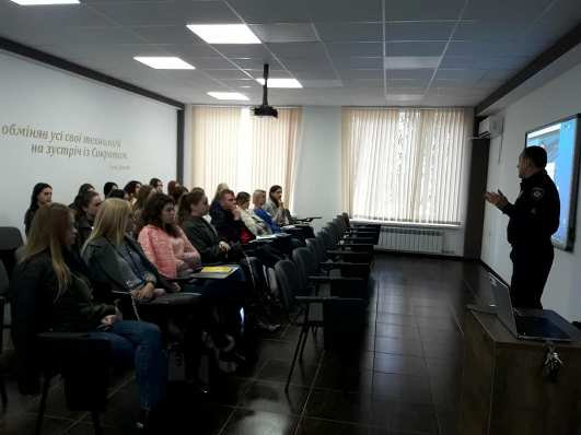 8 жовтня 2019 року у конференц-холі Наукової бібліотеки ХДУ відбулася зустріч учасників Осінньої школи права з керівником тренінгового центру при ГУ НП в Херсонській області Віктором Степаненко,