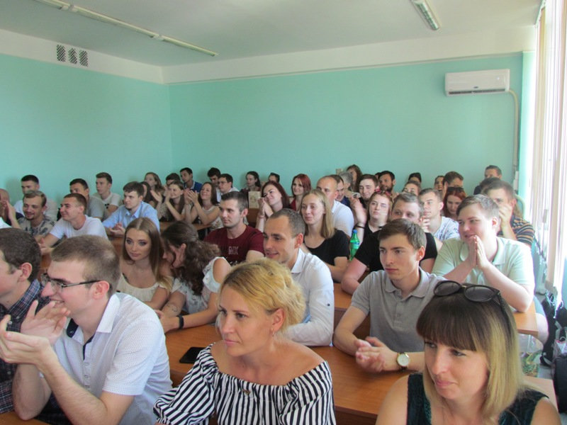 Бакалаври фізмату ХДУ отримали документ про вищу освіту