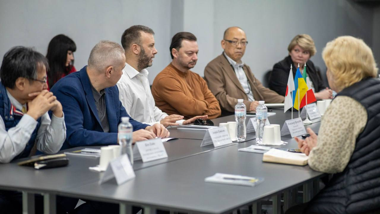 Представники ХДУ допомагають з перекладом під час візитів іноземних делегацій до Херсонщини