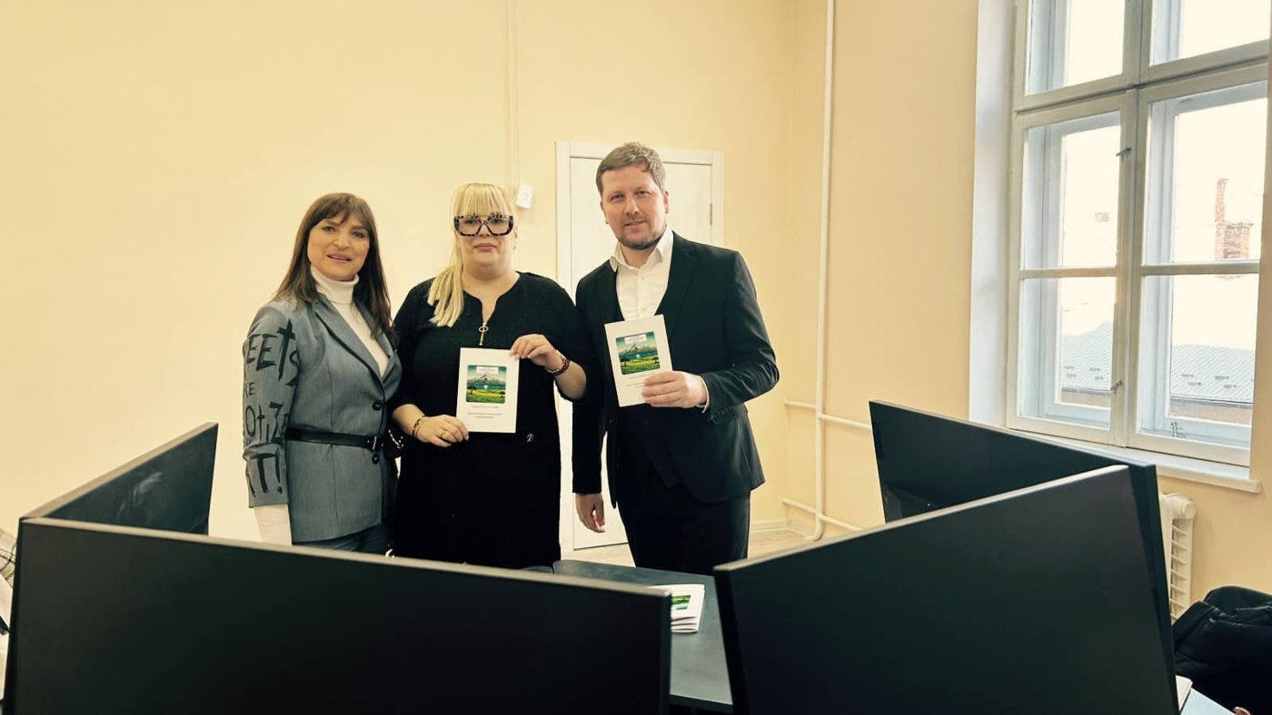 "Легенди стародавнього Криму": викладач ХДУ презентував збірку казок