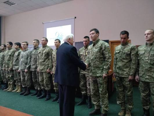 Вже декілька років поспіль студенти та викладачі Херсонського державного університету мають змогу отримувати офіцерські звання молодшого лейтенанта.