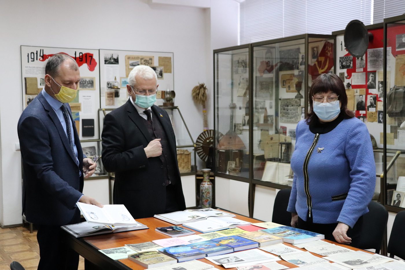 У народному зразковому музеї історії ХДУ продовжується відвідування виставки “Пам'ять серц…