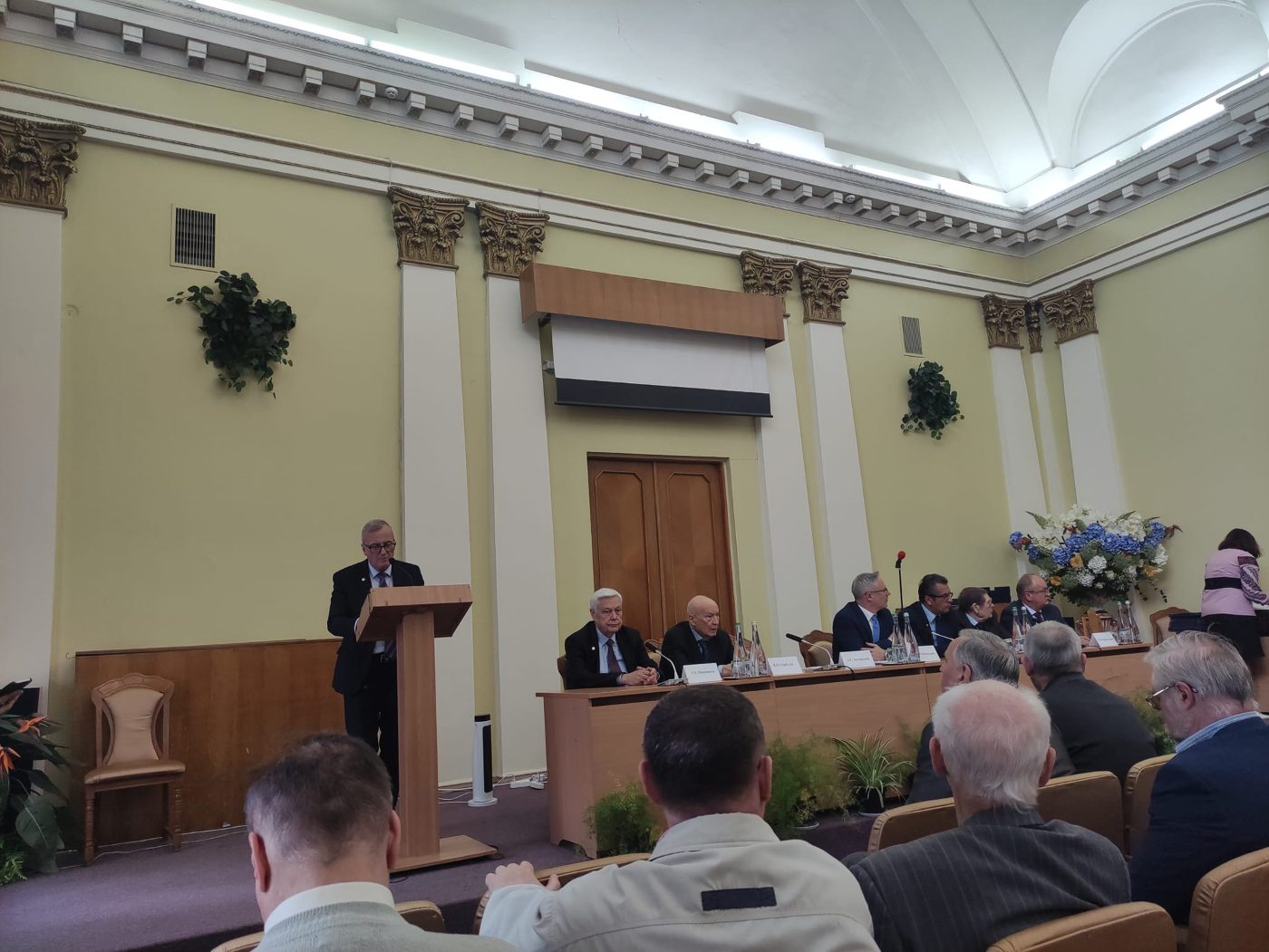 Профсор ХДУ отримав диплом та нагрудний знак члена-кореспондента НАН України