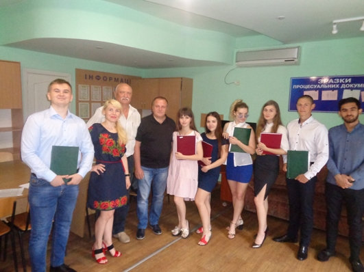 Продовжуються захисти дипломних робіт напряму підготовки 6.030401 Правознавство. Зараз захисти відбуваються на базі Юридичної клініки ХДУ.