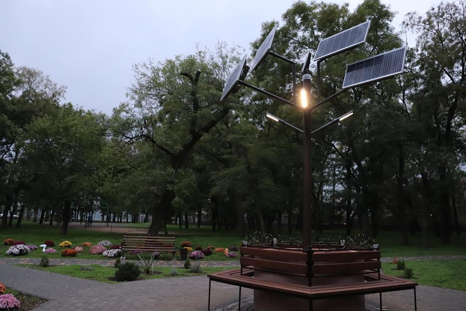 Дерево із соняшних батарей тепер освітлює майданчик факультету Нарешті реалізували ще один…