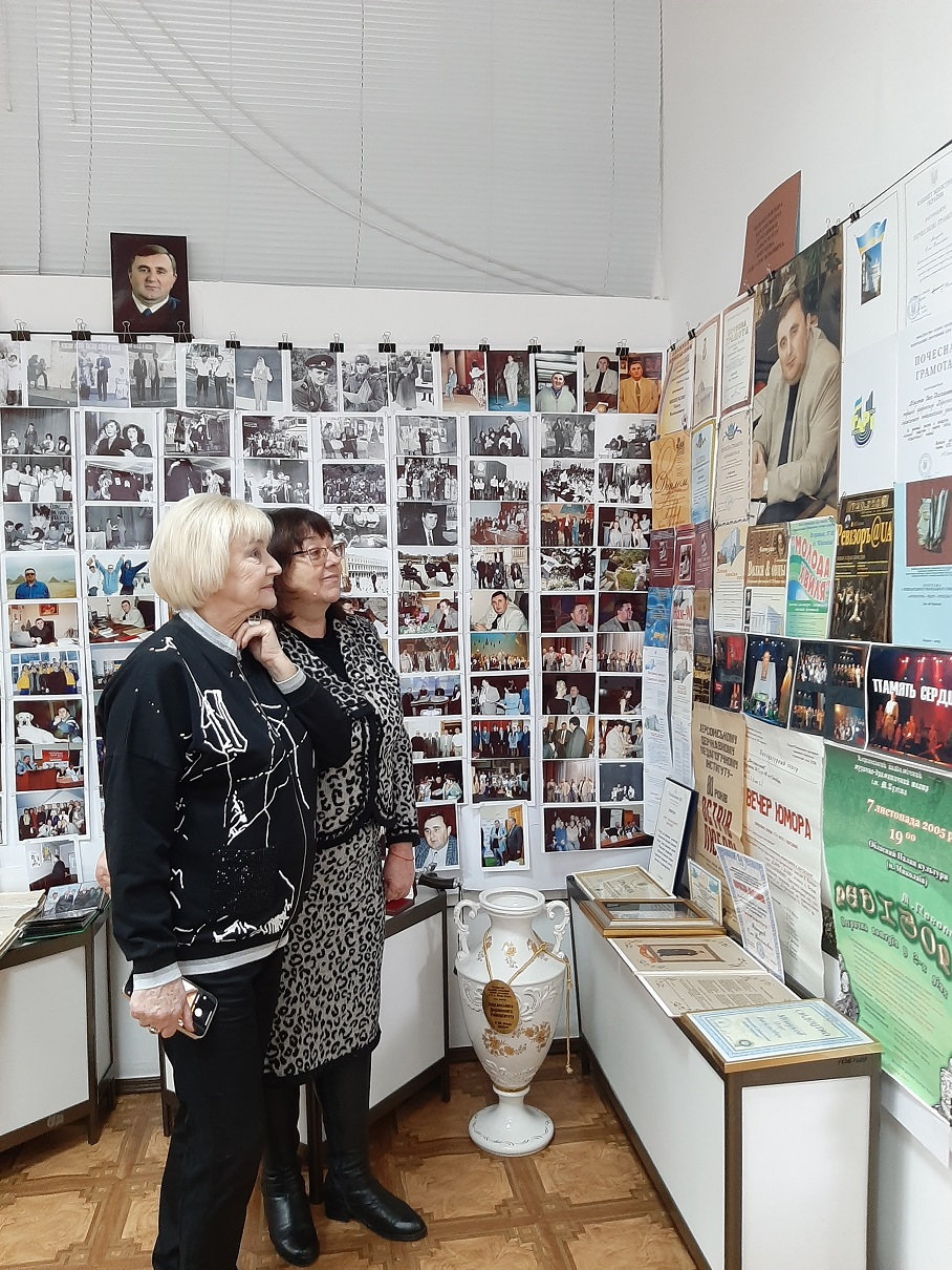 У народному зразковому музеї історії ХДУ продовжується відвідування в иставк и “Пам'ять се…
