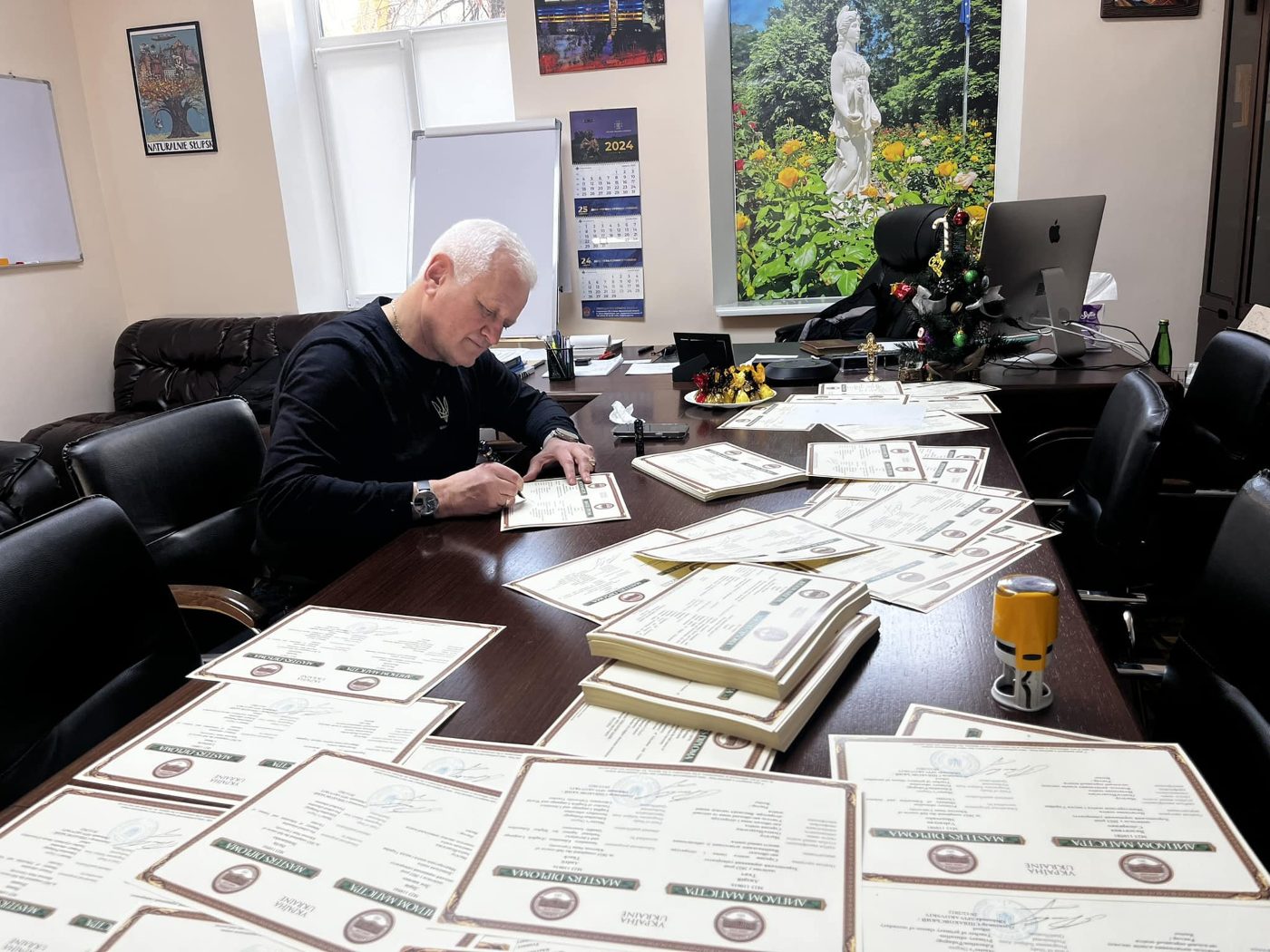 Ректор ХДУ підписав дипломи магістрів