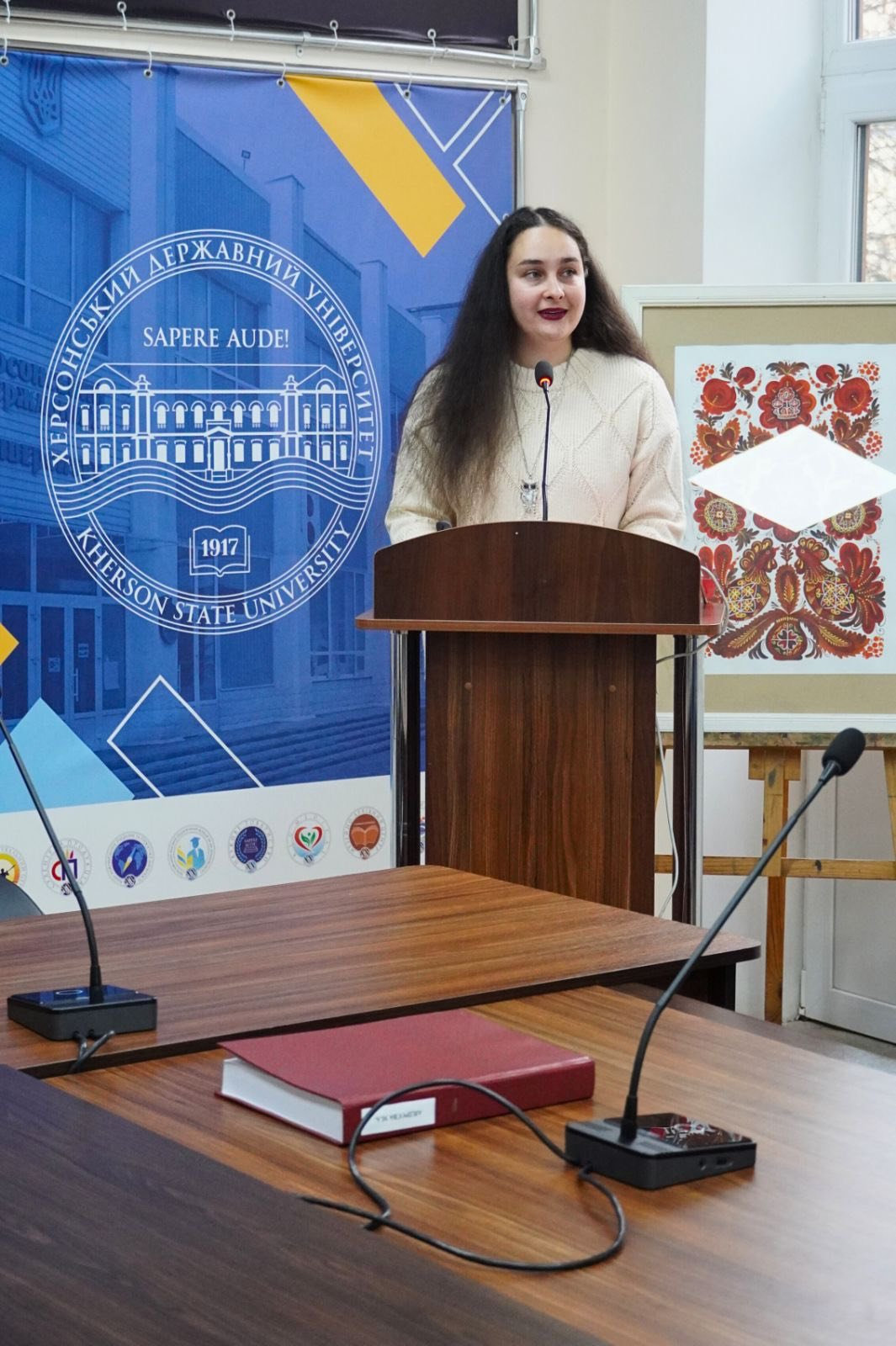 28 жовтня успішно захистила дисертацію «Когнітивно-наратологічні властивості англійськомов…