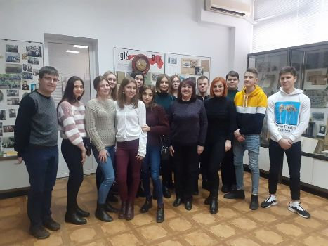 24-го лютого до народного зразкового музею історії Херсонського державного університету завітали студенти 121 групи (спеціальність “право”) історико-юридичного факультету, які прослухали оглядову екскурсію «Від Юр’ївського вчительського інституту до Херсонського державного університету».