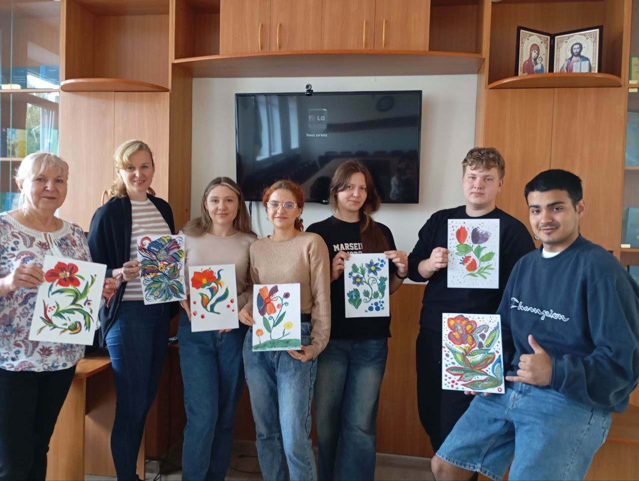 Студенти та викладачі ХДУ долучилися до майстер-класу з самчиківського розпису