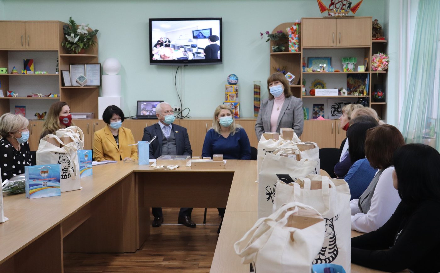 У ХДУ слухачі курсу підвищення кваліфікації отримали дидактичні матеріали «Дари Фребеля»
