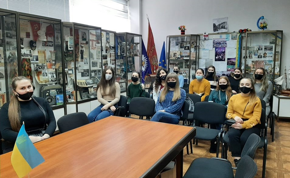 Д о 44-річниці з дня заснування педагогічного факультету у народно му зразково му музе ї і…