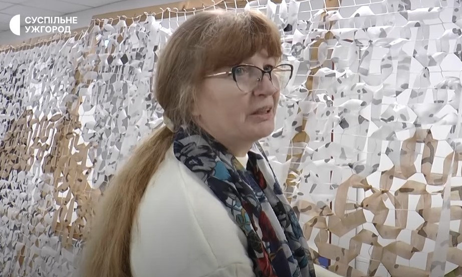 Викладачка ХДУ плете маскувальні сітки для військових на передову