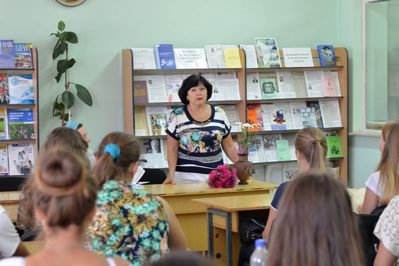 Першокурсників ХДУ познайомили з творчістю херсонської письменниці