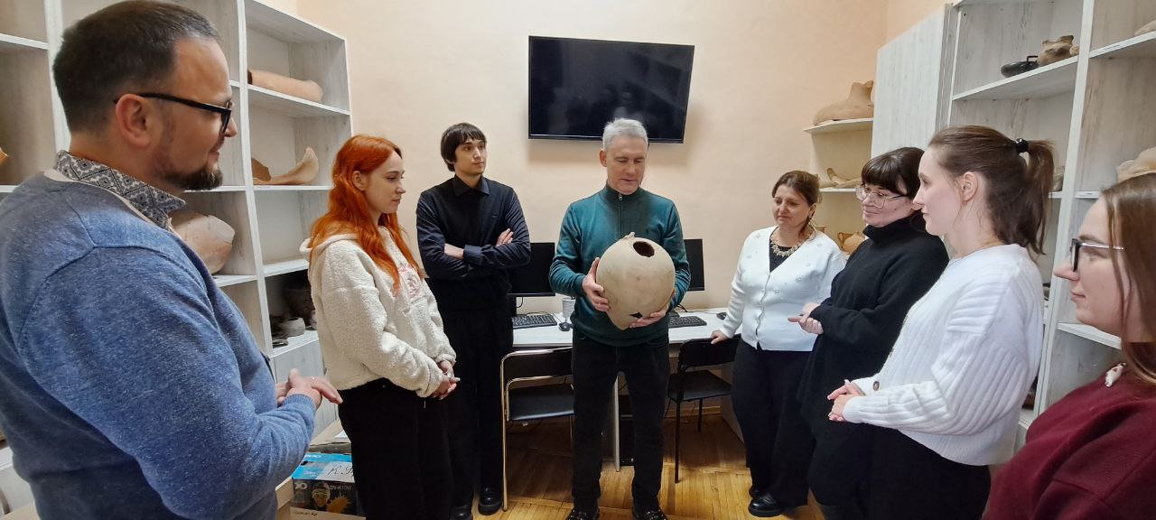 Професор провів екскурсію в Археологічному музеї ХДУ