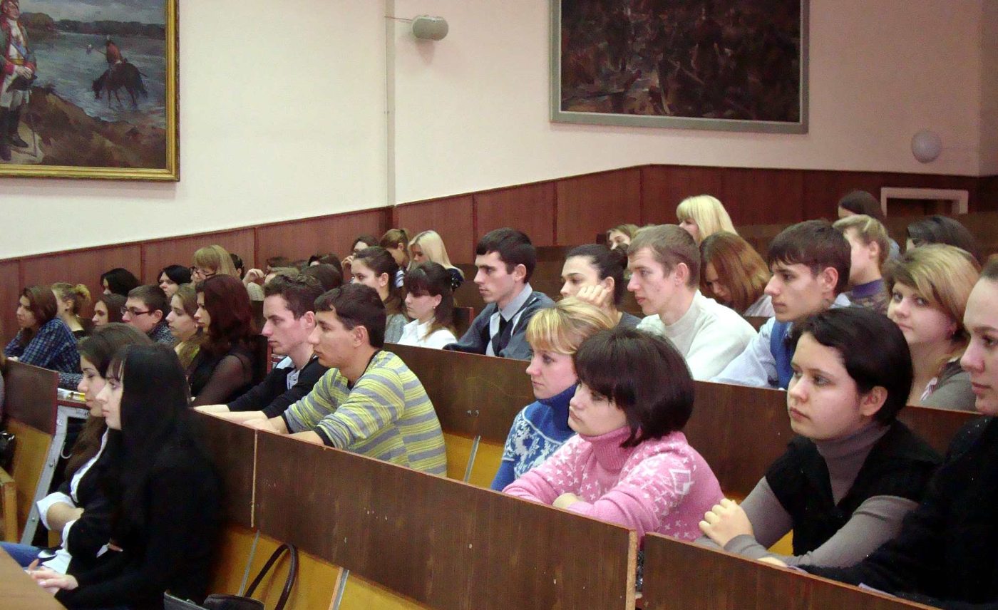 Студентам-другокурсникам ХДУ вручили угоди про працевлаштування
