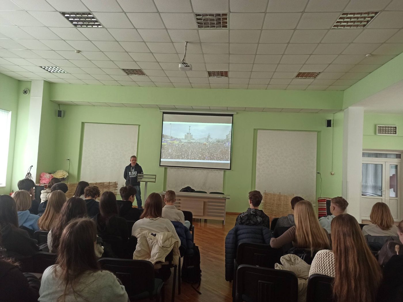 Життя в окупації: професор ХДУ поділився досвідом з учнями івано-франківського ліцею