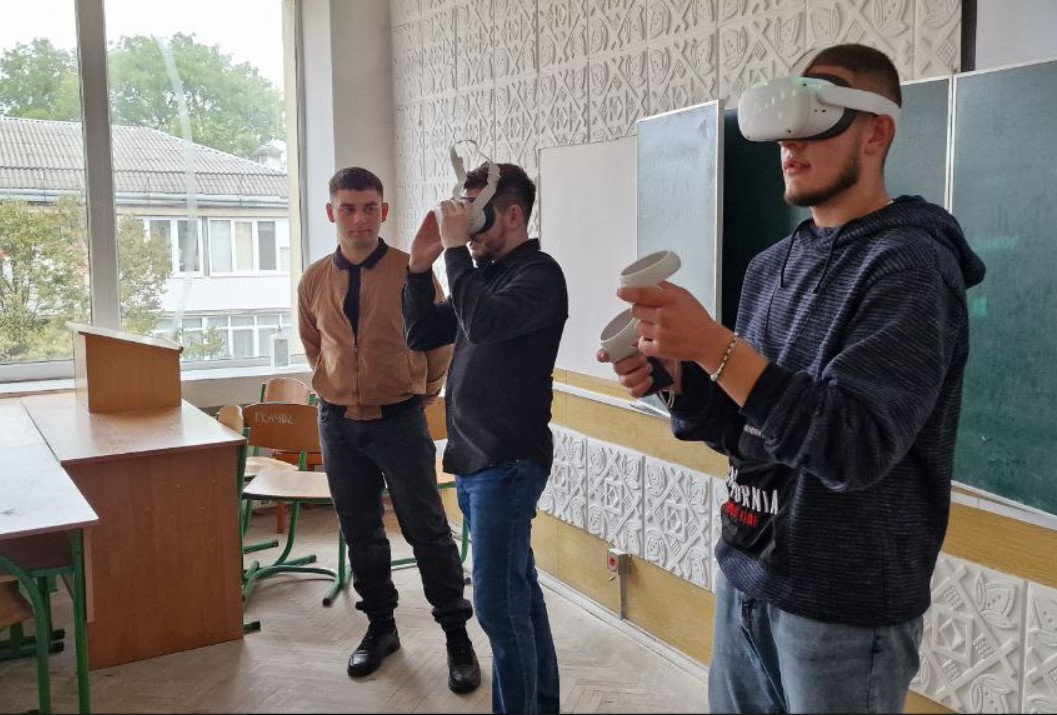 VR-технології у навчанні: студенти ХДУ відвідали лекцію-практикум