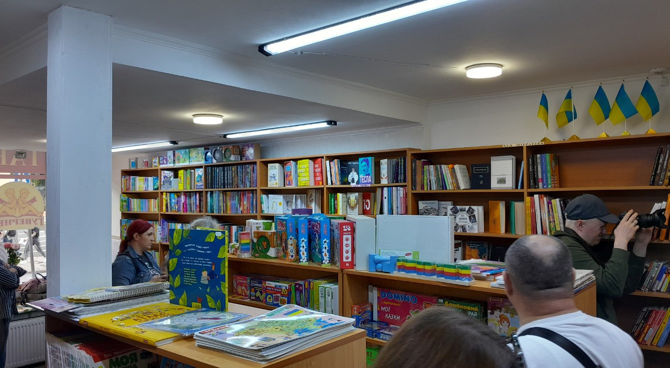 Представники ХДУ долучилися до відкриття херсонської книгарні на Прикарпатті