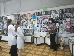 18 листопада студентки 261 групи медичного факультету відвідали виставку “ХДУ — 103!” у на…