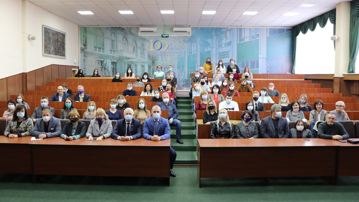 Молодим науковцям ХДУ вручили посвідчення аспірантів