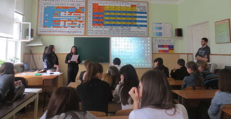 Колишні студенти допомагають нинішнім презентувати ХДУ студентам майбутнім