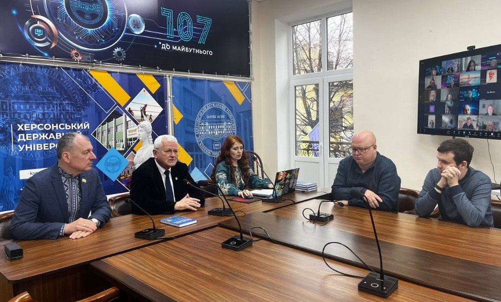 “Херсон 2022: з Україною в серці”: у ХДУ презентували ще одне видання про цивільний спротив херсонців