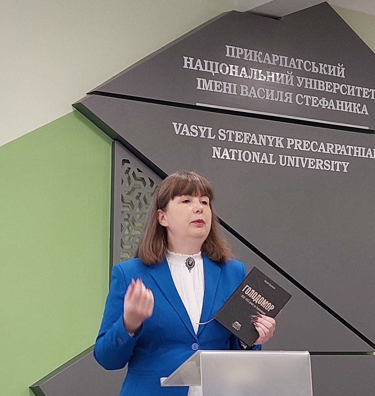 Наталя Кузовова презентувала монографію "Голодомор 1932-1933 років на Херсонщині" та колекційні поштові марки