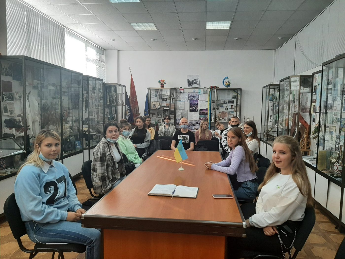 Кінець тижня для народного зразкового музею історії ХДУ виявився насиченим екскурсіями